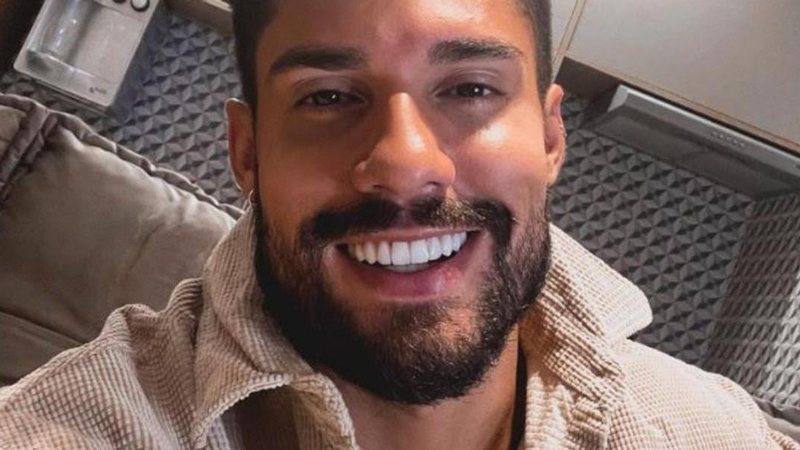 Bil Araújo exibe sorriso espontâneo em cliques na praia - Foto/Instagram