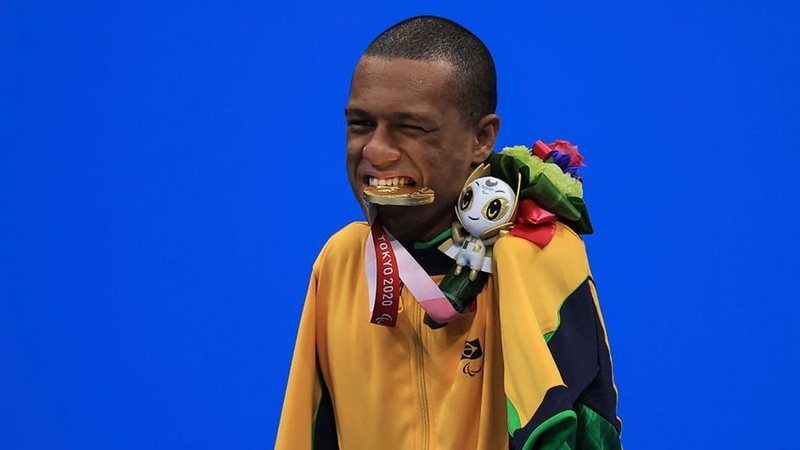 Gabriel Araújo conquista ouro na natação e comemora na web - Crédito: Buda Mendes/Getty Images