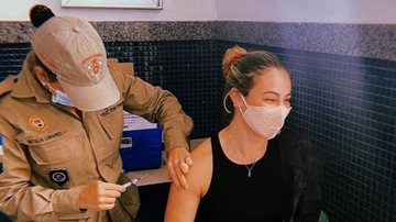 Paolla Oliveira recebe a 2ª dose da vacina contra a covid-19 - Reprodução/Instagram