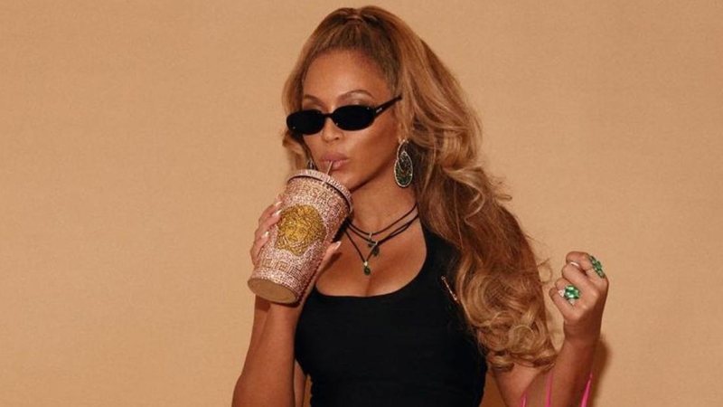 Beyoncé aposta em bolsa com formato de bebida de R$ 30 mil - Reprodução/Instagram
