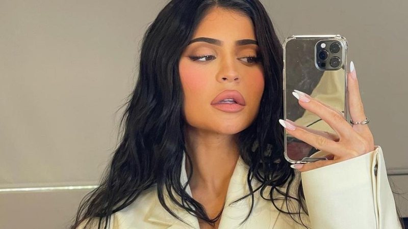Grávida, Kylie Jenner posa de vestido justinho - Foto/Instagram