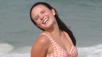 Larissa Manoela é flagrada na praia com biquíni fio dental - Agnews