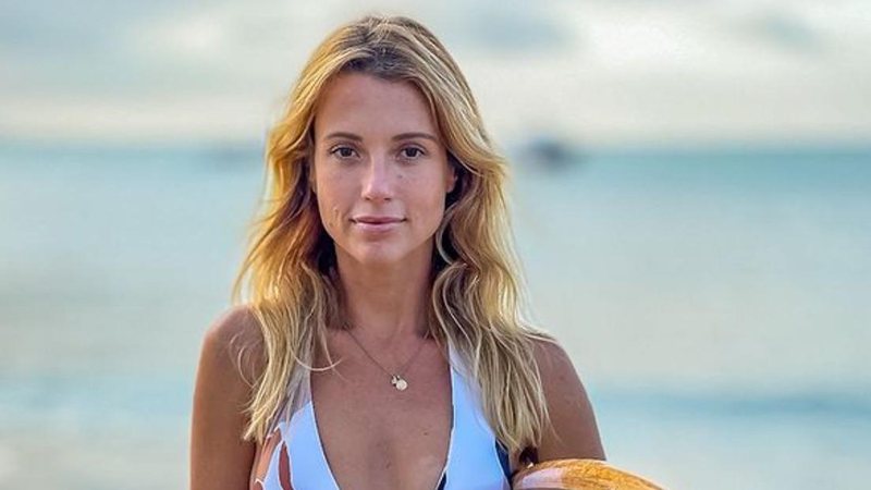 Juliana Didone ostenta corpão em fotos na praia com prancha de surfe - Reprodução/Instagram