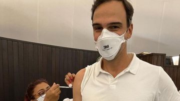 Tadeu Schmidt toma a 2ª dose da vacina contra a covid-19 - Reprodução/Instagram
