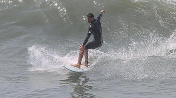 Cauã Reymond mostra habilidade ao surfar em praia no Rio de Janeiro - Foto/AgNews