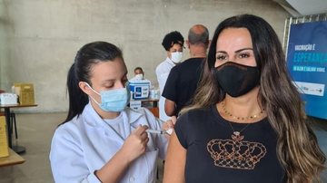 Viviane Araujo toma segunda dose da vacina contra a covid-19 - Reprodução/Instagram