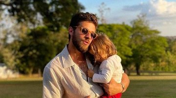 Chay Suede surge em momentos fofos com a filha, Maria - Reprodução/Instagram