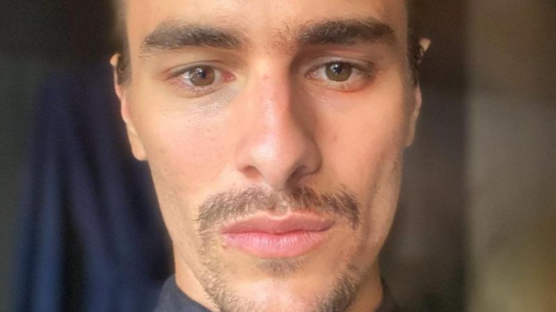 Bruno Montaleone exibe abdômen sarado em clique descamisado - Reprodução/Instagram