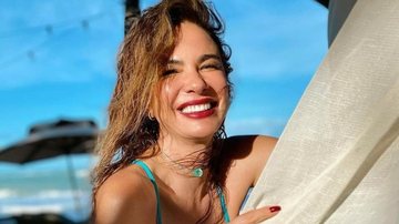 Luciana Gimenez abre o maiô até o umbigo e ostenta decotão - Reprodução/Instagram