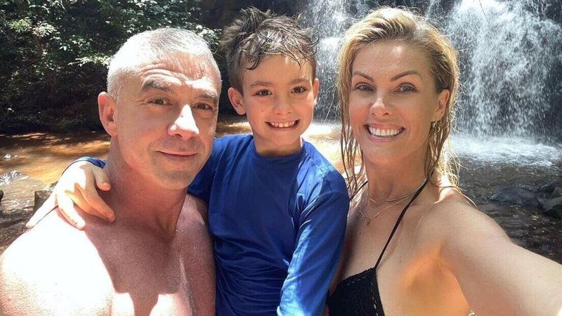 Ana Hickmann na cachoeira com o marido e o filho - Reprodução/Instagram