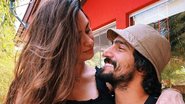 Thaila Ayala flagra Renato Góes dormindo e acariciando Chico - Reprodução/Instagram