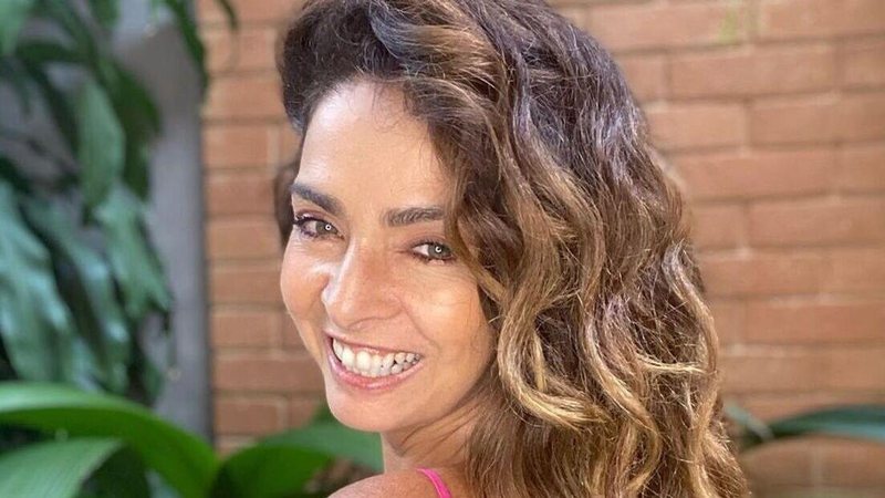 Claudia Ohana surge só de lençol na cama e impressiona com beleza - Divulgação/TV Globo