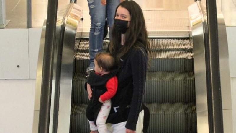 Nathalia Dill com a filha no shopping - ADÃO/AGNEWS