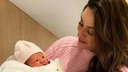 Thaila Ayala conhece Cora, filha da amiga Julia Faria e Guto Cavanha - Reprodução/Instagram