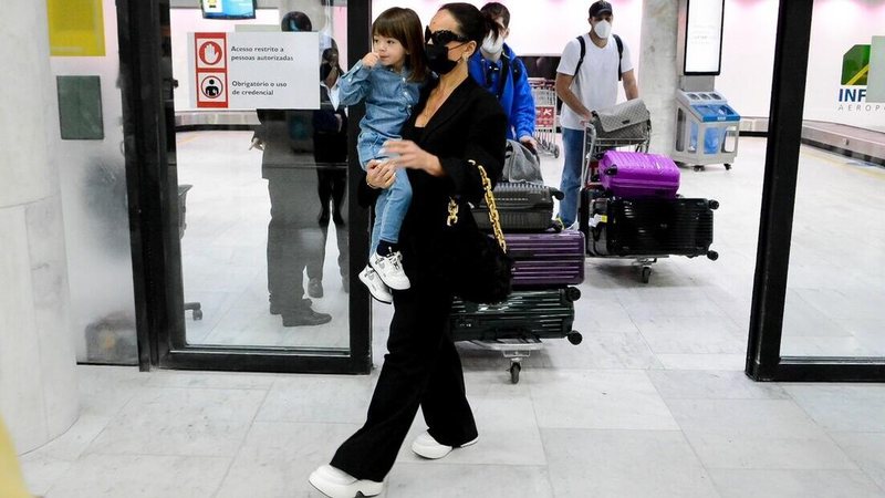 Sabrina Sato e Zoe desembarcando em aeroporto no Rio de Janeiro - Webert Belicio/AgNews