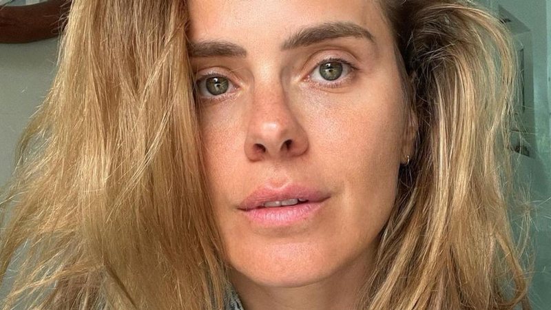De Roupão Carolina Dieckmann Exibe Beleza Natural Em Selfie De Cara Lavada Frio