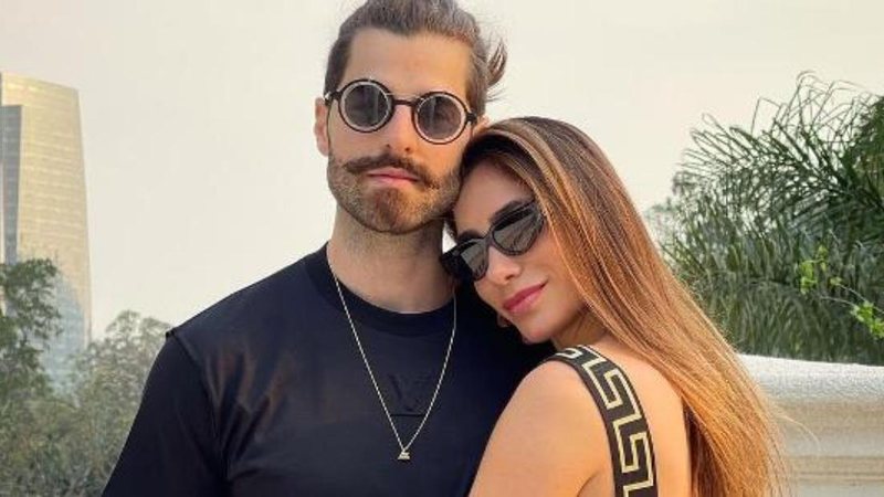 Romana Novais corta cabelo do marido, Alok, em clipe - Reprodução/Instagram