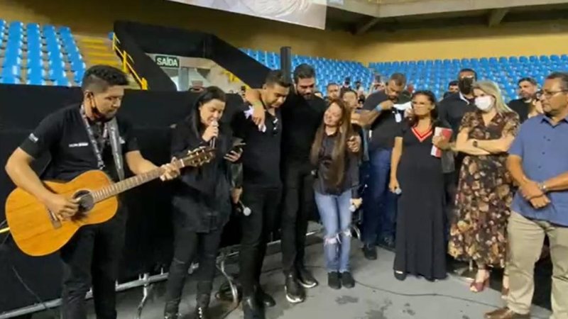 Sertanejos cantam no velório de Marília Mendonça - Reprodução