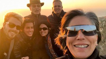 Gloria Pires posa com a família diante do pôr do sol - Reprodução/Instagram