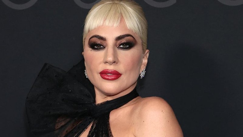 Lady Gaga aposta em vestido preto com decote transparente - Getty Images