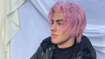 Lucas Pretti surge de cabelo rosa para gravação de clipe - Divulgação