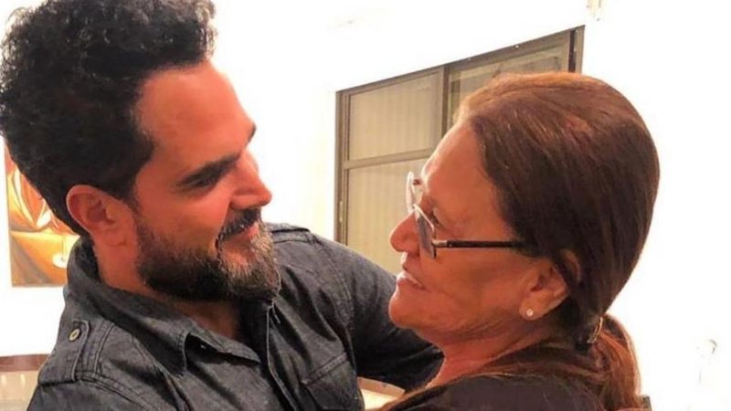 Luciano Camargo posa agarradinho com a mãe, Dona Helena - Reprodução/Instagram