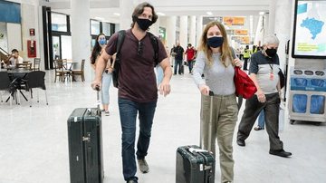 Vladimir Brichta e Adriana Esteves desembarcando no aeroporto Santos Dumont, no Rio de Janeiro - Webert Belicio/Agnews