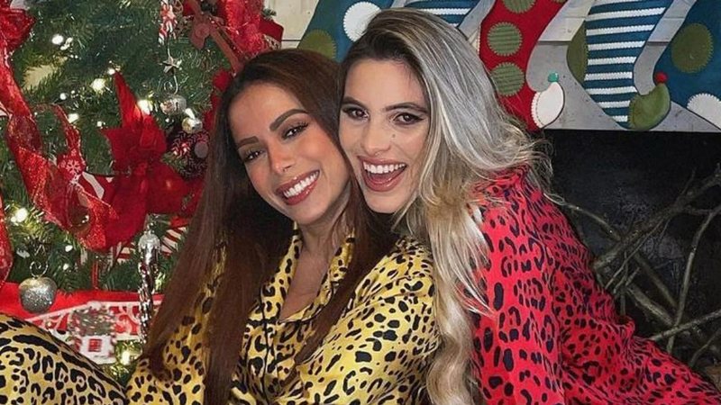 Anitta faz cliques natalinos ao lado de influenciadora internacional - Reprodução/Instagram