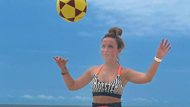 Larissa Manoela joga futevôlei na praia e brinca: 'Jogadora' - Reprodução/Instagram
