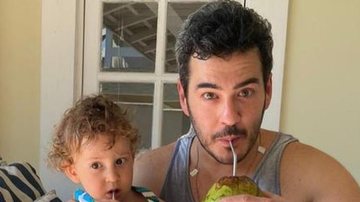 Marcos Veras mostra Davi tomando água de coco - Reprodução/Instagram