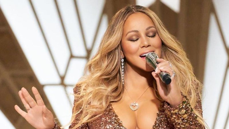 Cantora Mariah Carey aposta em look bronze decotado para especial de Natal - Reprodução/Instagram/Apple TV