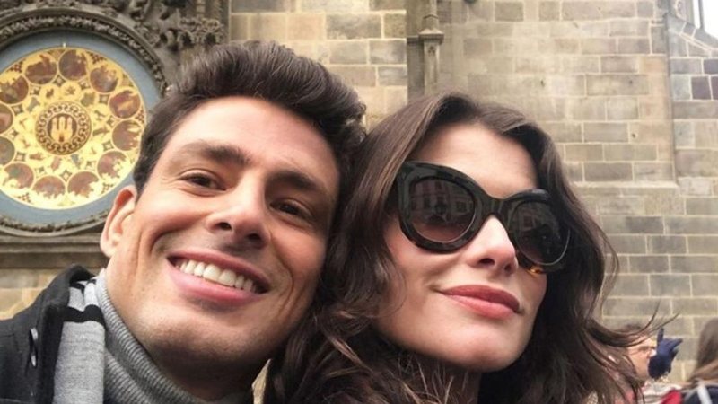 Ator Cauã Reymond surge com Alinne Moraes em bastidores da novela das nove - Reprodução/Instagram