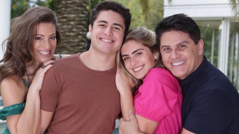 Elaine Mickely e César Filho celebram 18 anos do herdeiro - Reprodução/Instagram