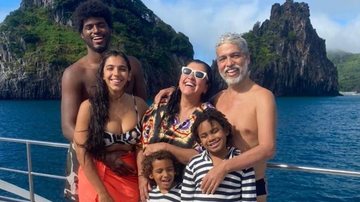 Atriz e apresentadora Regina Casé reúne a família em clique raro e se declara - Reprodução/Instagram
