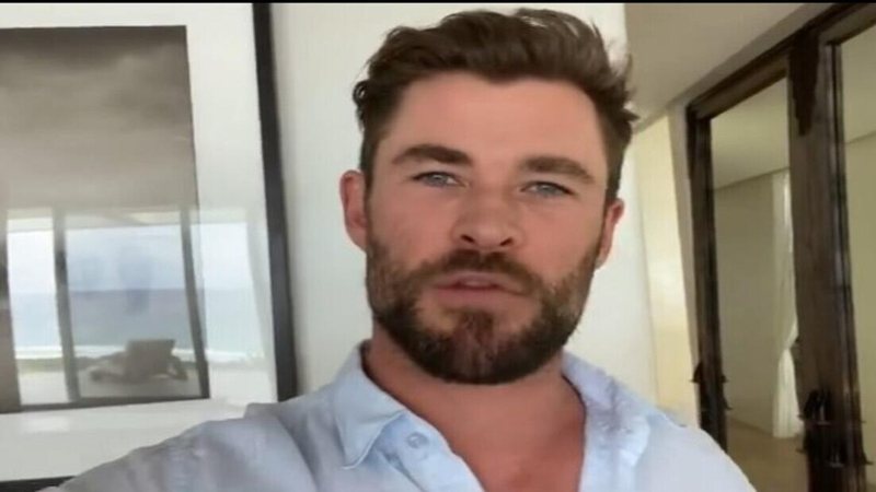 Os bastidores do novo filme de Cris Hemsworth mostram o ator cercado de neve - Reprodução/Instagram