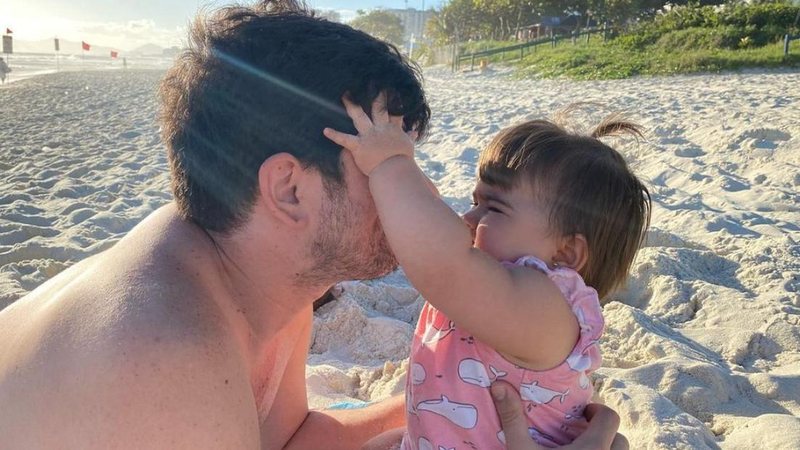 Marcelo Adnet divide fotos da primeira vez da filha na praia - Reprodução/Instagram