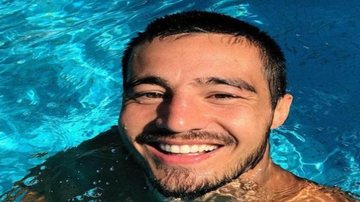 O cantor postou fotos mergulhando na piscina - Reprodução/Instagram