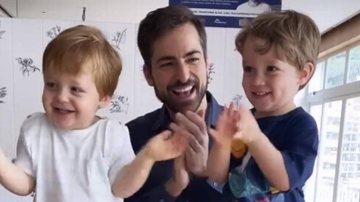 Médico Thales Bretas, viúvo de Paulo Gustavo, surge brincando no pula-pula com os filhos - Reprodução/Instagram
