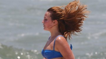 Larissa Manoela esbanja boa forma ao treinar na praia - Dilson Silva/Agnews