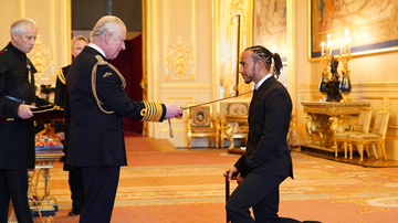 Lewis Hamilton é condecorado cavaleiro - Foto: Reprodução / The Royal Family