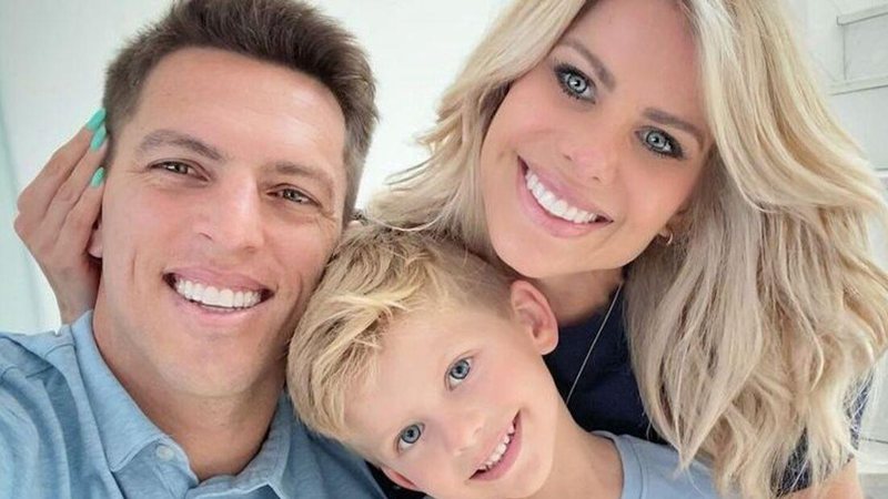 Em registro de família, apresentadora Karina Bacchi celebra viagem de férias ao lado do marido e do filho - Reprodução/Instagram