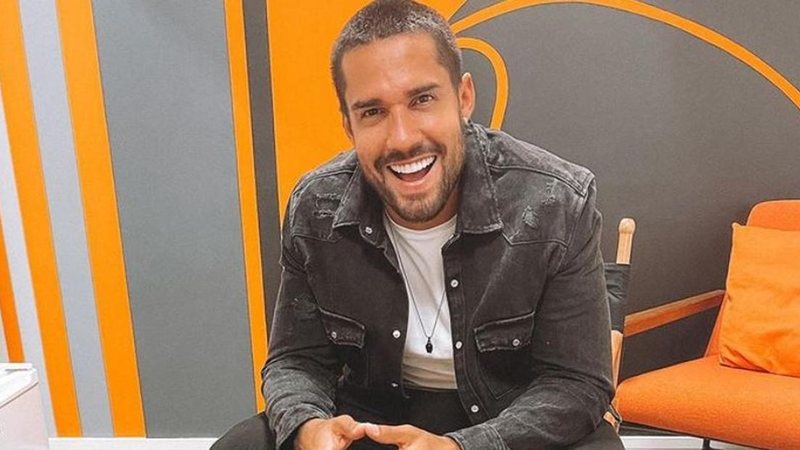 Bil Araújo troca beijos com ex-peoa e web pede Power Couple - Reprodução/Instagram