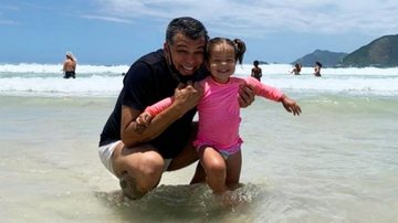 Mauricio Mattar curte praia coladinho com a filha, Ilha - Reprodução/Instagram