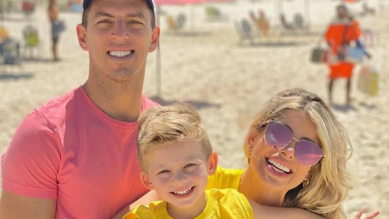 Karina Bacchi se diverte ao lado da família na praia - Reprodução/Instagram
