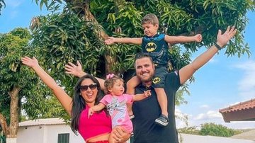 Zé Neto exibe registros natalinos com a esposa e filhos - Reprodução/Instagram