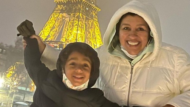 Regina Casé se emociona ao conhecer Torre Eiffel com o neto, Brás - Foto/Instagram