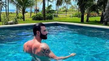 Gusttavo Lima exibe músculos na piscina - Foto: Reprodução / Instagram