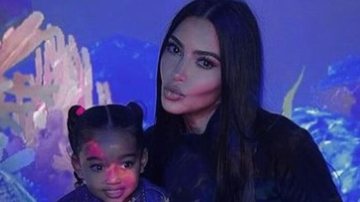 Kim Kardashian se divertiu com a filha em uma exposição - Reprodução/Instagram