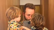Ao lado dos filhos gêmeos, médico Thales Bretas exibe look para fim de ano - Reprodução/Instagram