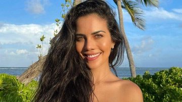 Daniela Albuquerque rouba a cena ao posar de costas na piscina - Reprodução/Instagram
